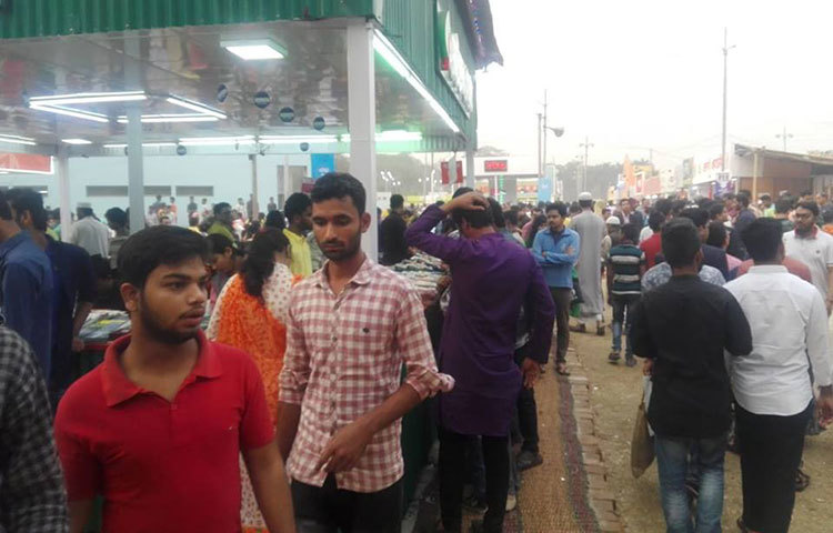 প্রতিবারের মত এবারের মেলাতেও তরুণ পাঠকদের উপস্থিতি বেশি। ছবি : আবু সালেহ সায়াদাত