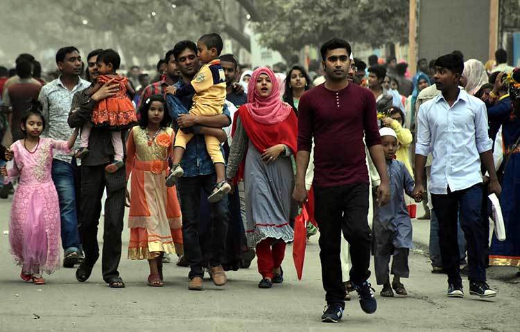 অভিভাবকরা শিশুদের কোলে করে বইমেলায় নিয়ে এসেছেন। ছবি: বিপ্লব দিক্ষিৎ