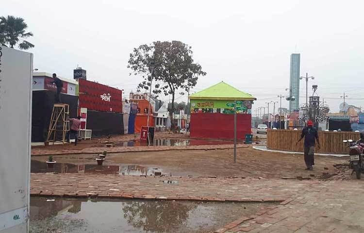 ক্ষতিগ্রস্ত একটি স্টল মেরামত করছেন এক স্টলকর্মী।