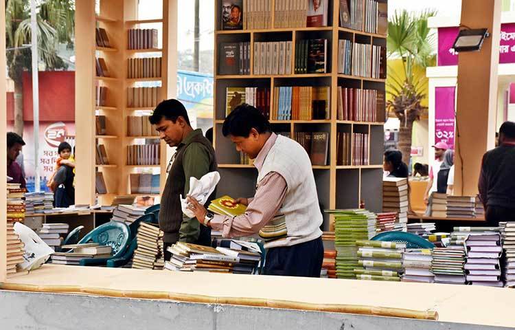বই সাজাতে ব্যস্ত স্টলের লোকজন। ছবি: বিপ্লব দিক্ষিৎ