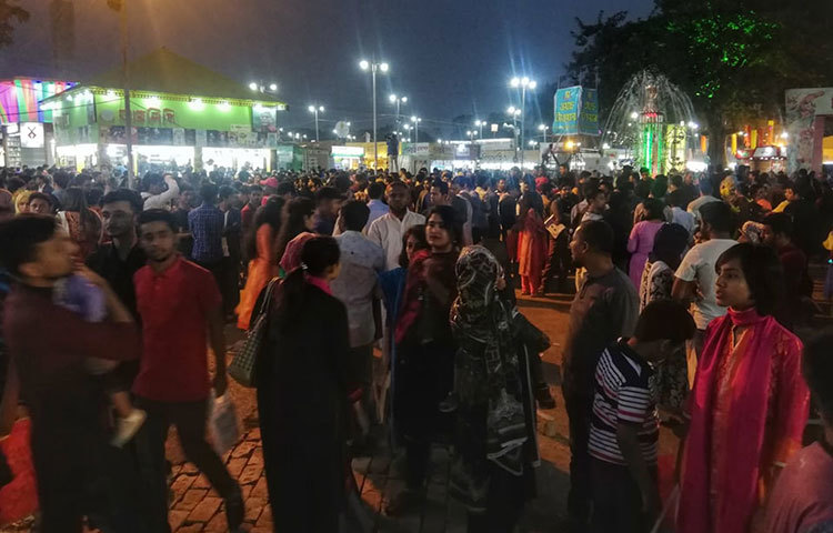 গতকাল সন্ধ্যার পরে বইমেলার দৃশ্য। পাঠকের উপস্থিতে মেলা ছিল পরিপূর্ণ। ছবি: মাহবুব আলম