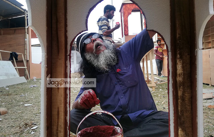 বইমেলার কাজের জন্য স্টল কর্মীরাও এক বছর অপেক্ষায় থাকেন। ছবি : মাহবুব আলম