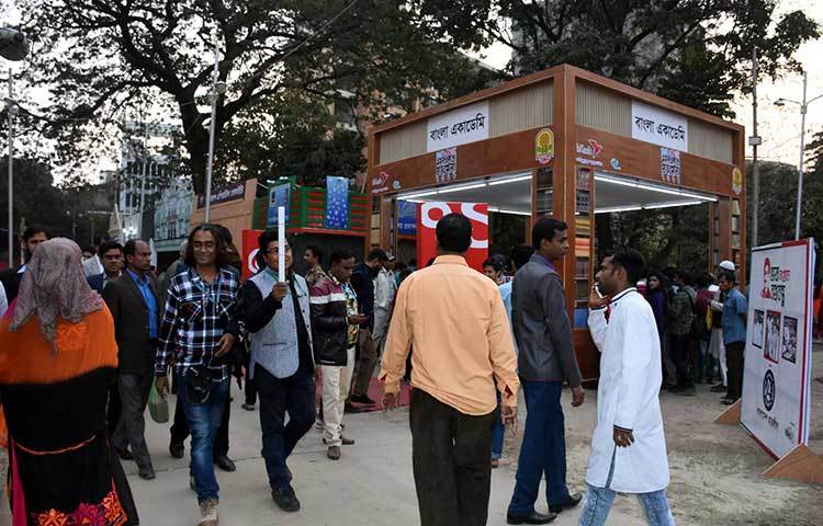 বিভিন্ন স্টল ঘুরে বই পছন্দ করতে ব্যস্ত পাঠকরা। ছবি : বিপ্লব দিক্ষিৎ