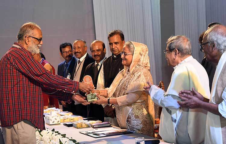 মুক্তিযুদ্ধ বিষয়ক গবেষণার জন্য এবছর বাংলা একাডেমি পুরস্কার পেয়েছেন আফসান চৌধুরী। তিনি প্রধানমন্ত্রীর হাত থেকে পুরস্কার গ্রহণ করছেন।
