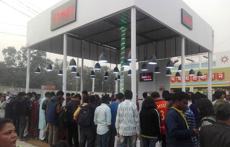 ঐতিহ্যের স্টলে বই কিনছেন পাঠকরা। ছবি : আবু সালেহ সায়াদাত