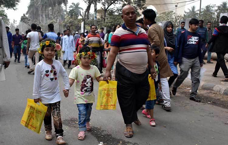 পছন্দের বই কিনে বাসায় ফিরছে শিশুরা। ছবি: বিপ্লব দিক্ষিৎ