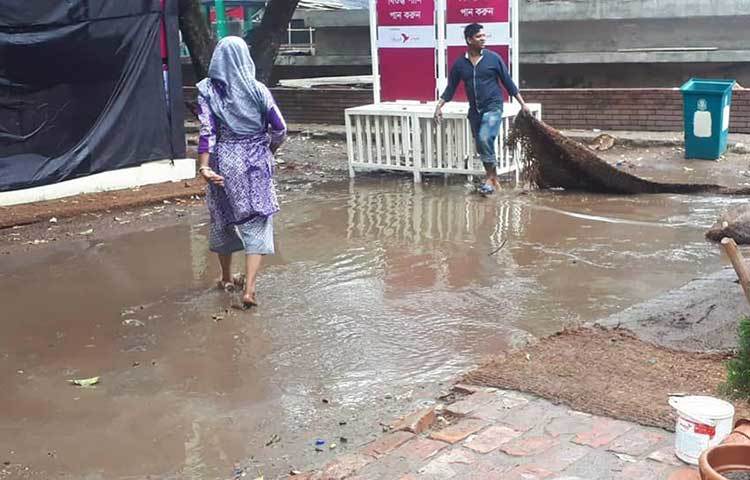 বৃষ্টিতে ভিজে যাওয়া একটি স্টলের সংস্কার কাজ চলছে।