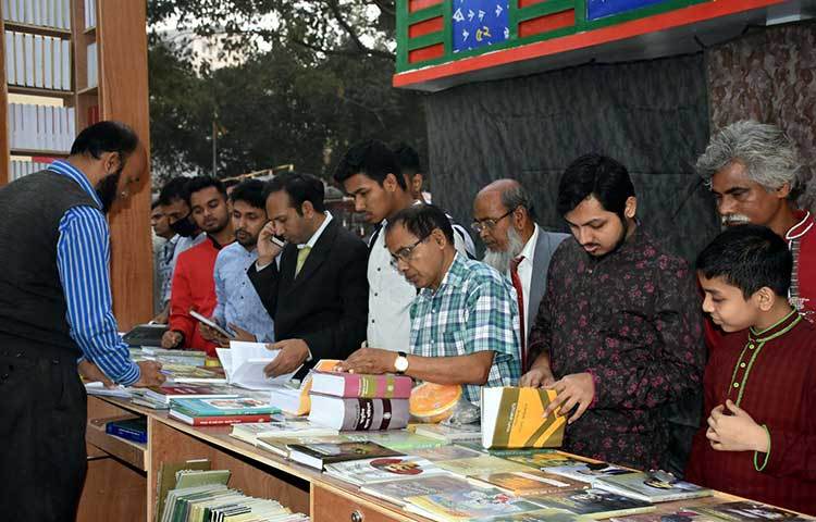বাংলা একাডেমির একটি স্টলে পাঠকদের ভিড়। ছবি : বিপ্লব দিক্ষিৎ