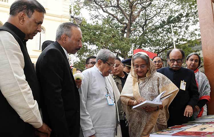 নতুন একটি বই নিয়ে স্টলের সামনে জাতীয় অধ্যাপক ড. আনিসুজ্জামনের সঙ্গে কথা বলছেন প্রধানমন্ত্রী।