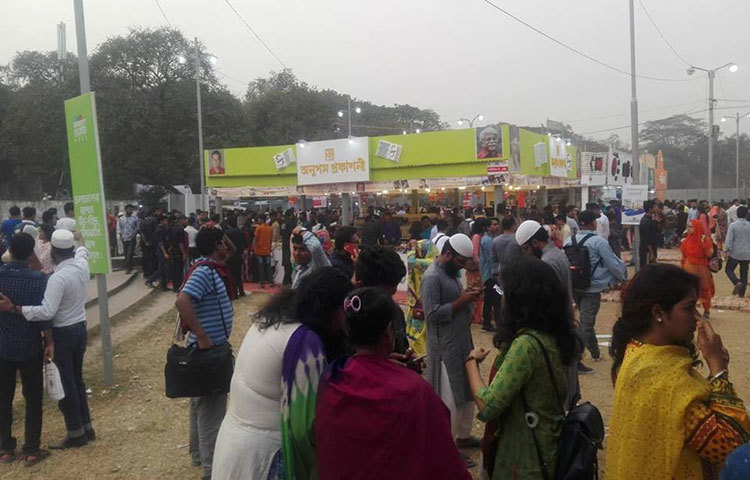 আজকের মেলা সকাল থেকে শুরু হলেও বিকেলের দিকে মেলায় পাঠকের ঢল নামে। ছবি : আবু সালেহ সায়াদাত