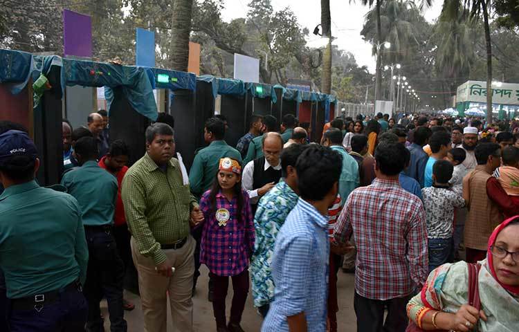 বইমেলায় সোহরাওয়ার্দী উদ্যান অংশে প্রবেশ মুখে পাঠকের ভিড়। ছবি: বিপ্লব দিক্ষিৎ