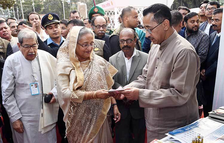 বইমেলার বিভিন্ন স্টল পরিদর্শনকালে প্রধানমন্ত্রী।