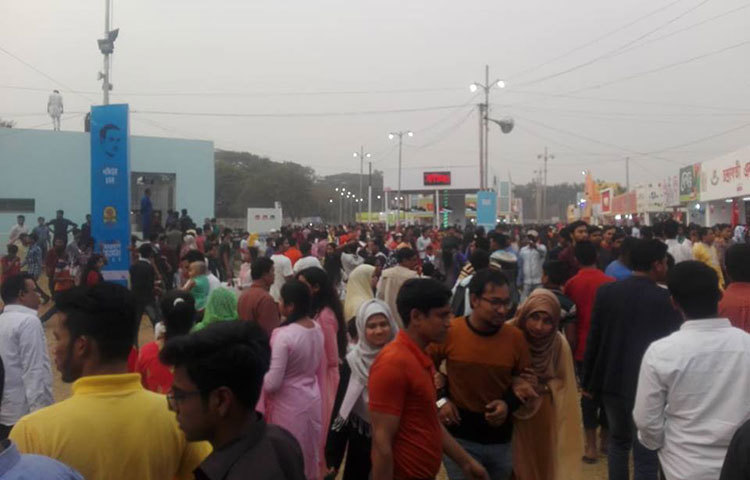 পুরোপুরি উৎসবের আমেজ বইমেলায়। ছবি : আবু সালেহ সায়াদাত