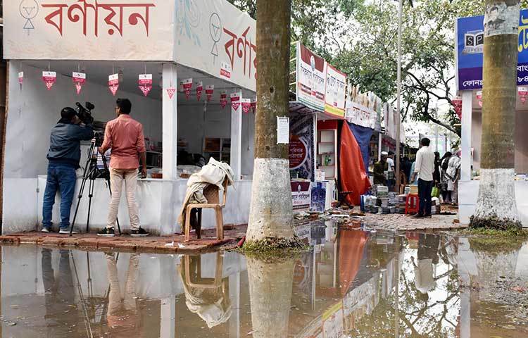 বৃষ্টিতে বইমেলার মাঠে জলাবদ্ধতা সৃষ্টি হয়েছে। ছবি: বিপ্লব দিক্ষিৎ