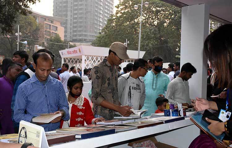 নানা বয়সী পাঠক তাদের পছন্দের বই খুঁজছেন। ছবি : বিপ্লব দিক্ষিৎ