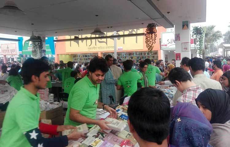 পাঠকদের পছন্দের বই দেখাতে ব্যস্ত স্টল কর্মীরা। ছবি : আবু সালেহ সায়াদাত