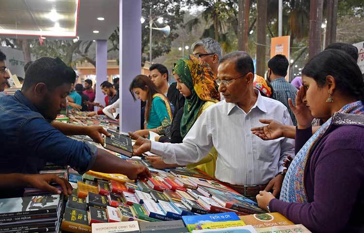 বই কিনতে ব্যস্ত পাঠকরা। ছবি: বিপ্লব দিক্ষিৎ