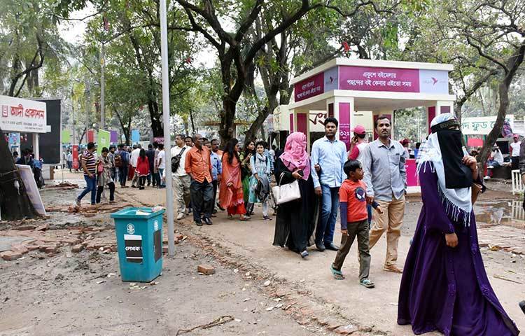 বইমেলায় নানা বয়সী পাঠকের উপস্থিতি। ছবি: বিপ্লব দিক্ষিৎ