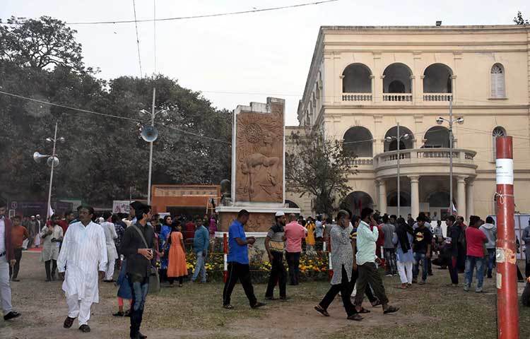 বইমেলায় বাংলা একাডেমির মাঠে ঘুরছেন পাঠকরা। ছবি : বিপ্লব দিক্ষিৎ