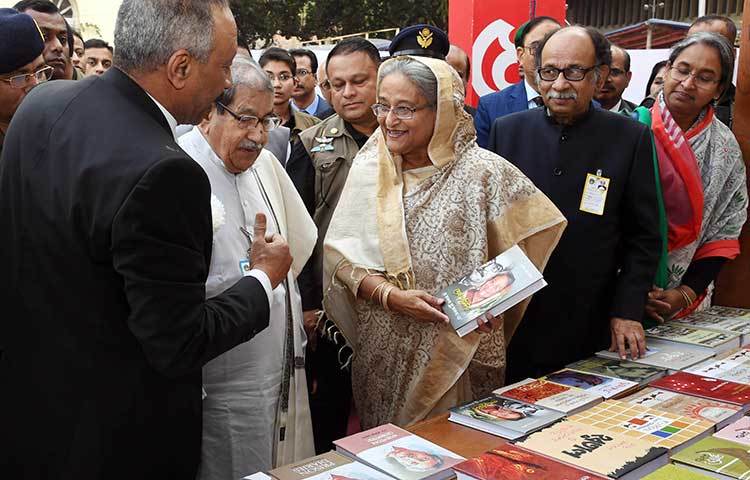 নিজেকে নিয়ে লেখা বই হাতে নিয়ে উচ্ছ্বসিত প্রধানমন্ত্রী।