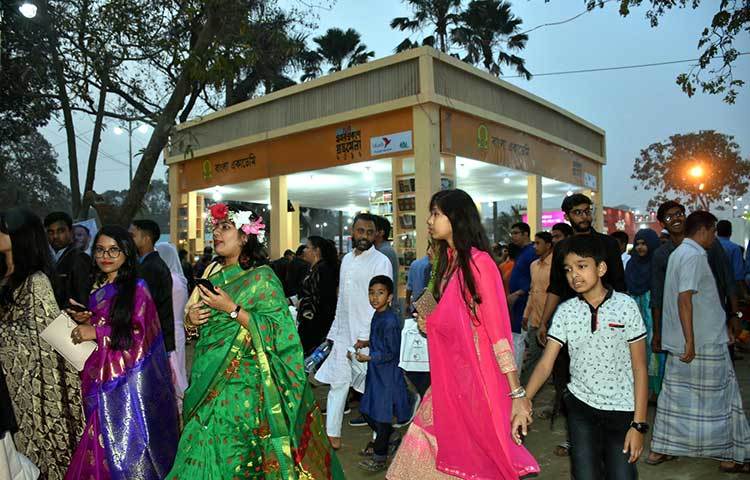 পছন্দের স্টল ও বইয়ের সন্ধানে ছুটছেন পাঠকরা। ছবি: বিপ্লব দিক্ষিৎ