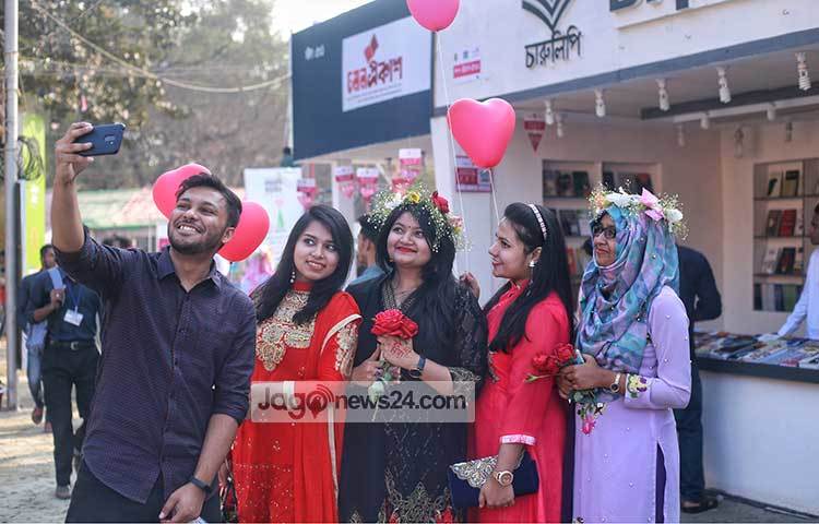 ভালোবাসা দিবসে বইমেলাতে এসে সেলফি তোলায় মেতেছেন তরুণ-তরুণীরা। ছবি: মাহবুব আলম