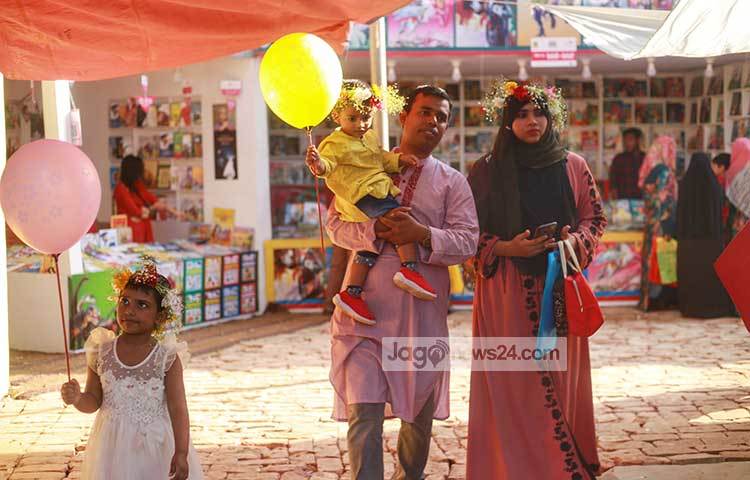 শিশুদের নিয়ে ভালোবাসা দিবসে বইমেলাতে এসেছেন বাবা-মায়েরা। ছবি: মাহবুব আলম