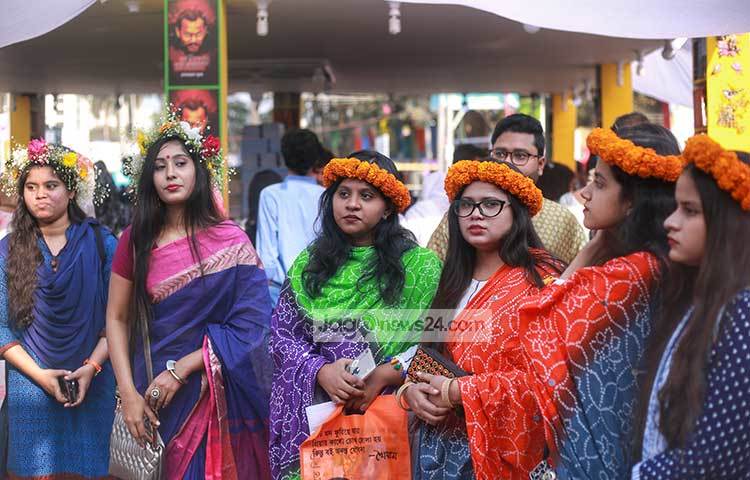 ভালোবাসা দিবসের সাজে সেজে বইমেলাতে এসে ক্যামেরাবন্দি হয়েছেন তরুণীরা। ছবি: মাহবুব আলম