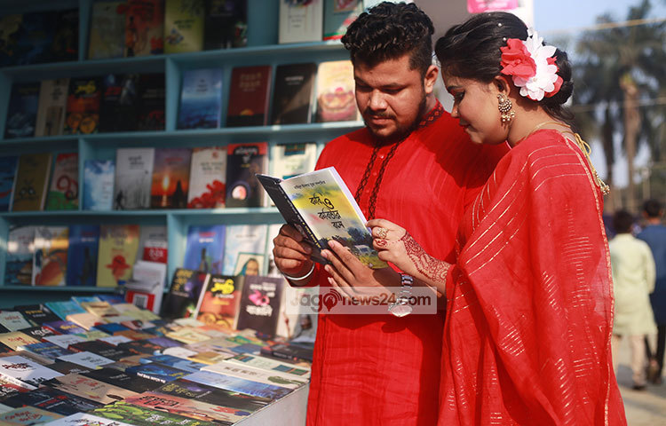 বইয়ের জন্যও রয়েছে তাদের ভীষণ ভালোবাসা। ছবি: মাহবুব আলম
