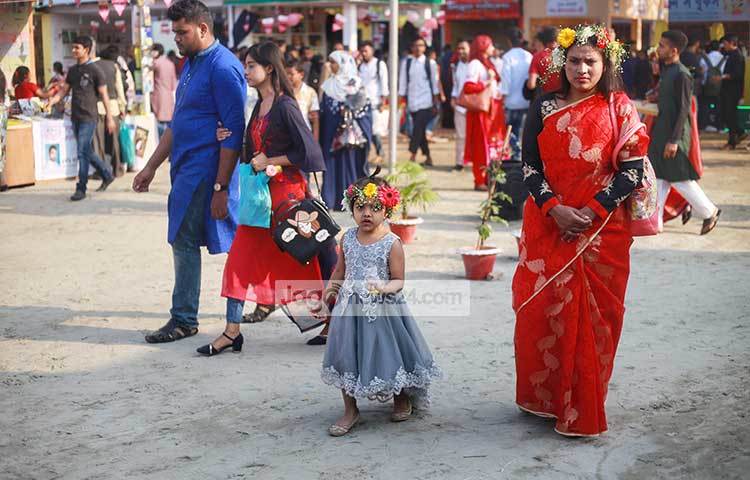 বইমেলার মাঠে ঘুরছেন পাঠকরা। সন্ধান করছেন পছন্দের বইয়ের। ছবি: মাহবুব আলম