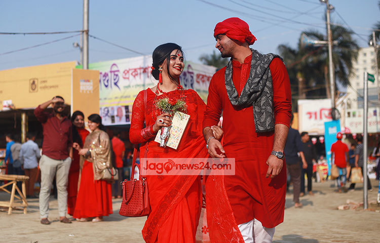 ভালোবাসা দিবসে ঘুরতে বেরিয়ে বইমেলাতে উঁকি দিয়ে গেলেন এই জুটি। ছবি: মাহবুব আলম