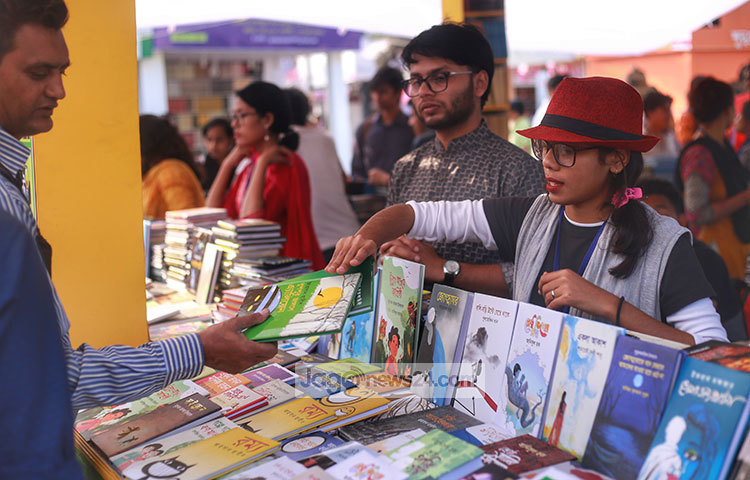 বইমেলার স্টল থেকে বই কিনছেন পাঠকরা। ছবি: মাহবুব আলম