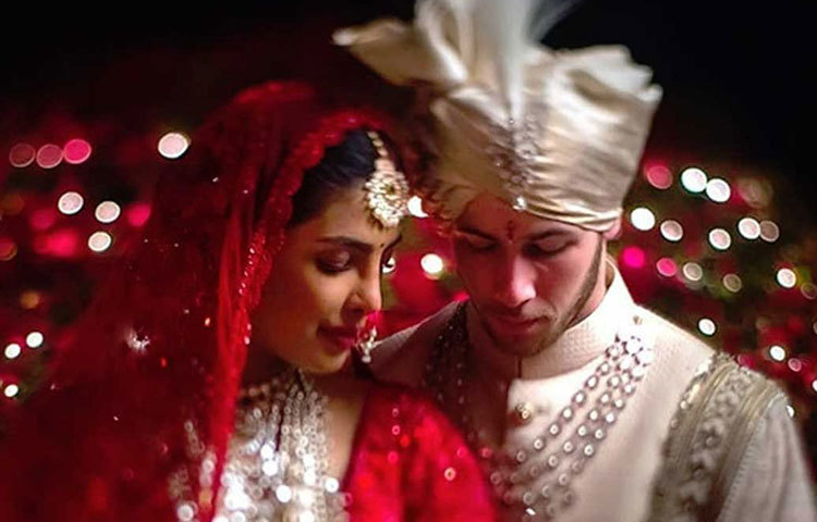 নিক জোনাসের থেকে প্রিয়াঙ্কা চোপড়া ১০ বছরের বড়। বেশ কিছু দিন ধরে প্রেম করার পর সম্প্রতি বিয়েও করে ফেললেন দুইজনে।