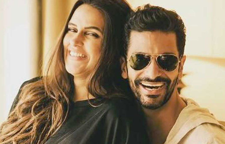 সম্প্রতি অঙ্গদ বেদীর গলায় মালা পরিয়েছেন অভিনেত্রী নেহা ধুপিয়া। অঙ্গদ বেদীর থেকে নেহা ধুপিয়া ৩ বছরের বড়।