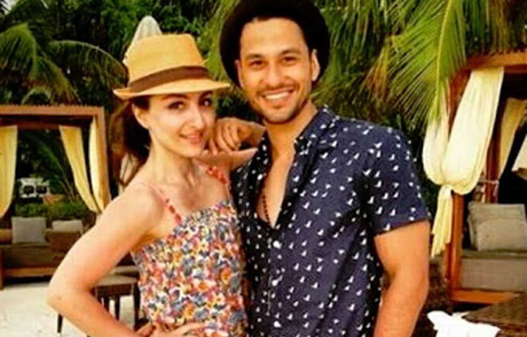 কয়েক বছর আগে বিয়ে করেছেন সোহা আলি খান এবং কুণাল খেমু। এই কুণালের থেকে নবাব পরিবারের কন্যা প্রায় পাঁচ বছরের বড়।