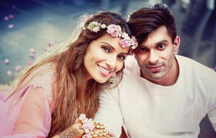 সাত পাকে বাঁধা পড়েছেন বিপাশা বসুও। বিপাশার স্বামী কর্ণ সিংহ গ্রোভার তার থেকে তিন বছরের ছোট।