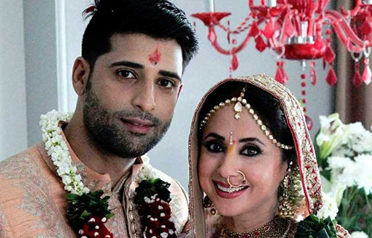 কাশ্মিরী মডেল এবং ব্যবসায়ী মহসিন আখতারকে বিয়ে করেছেন অভিনেত্রী উর্মিলা মাতন্ডকর। মহসিনের থেকে উর্মিলা প্রায় ১০ বছরের বড়।