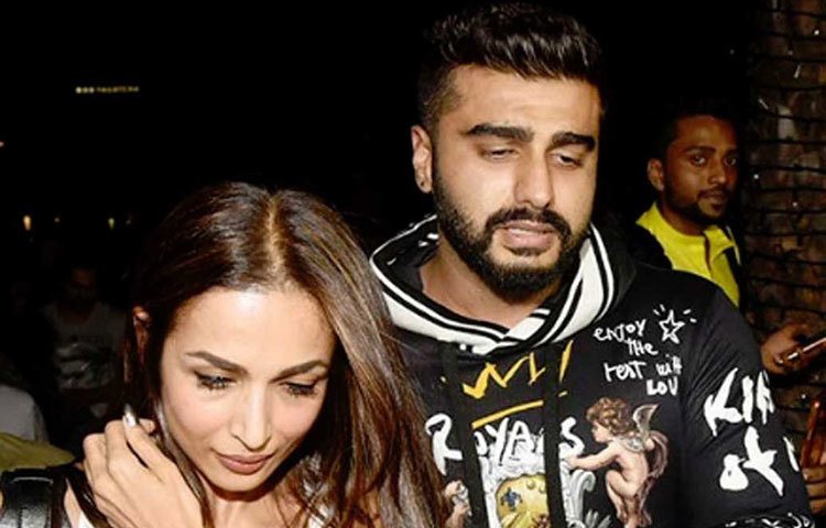 কিছু দিন ধরেই জল্পনা চলছে অর্জুন কাপুর এবং মালাইকা অরোরার সম্পর্ক নিয়ে। সম্পর্কের কথা দুইজনের কেউই স্বীকার করছেন ঠিকই, তবে হাবেভাবে বুঝিয়ে দিচ্ছে, ‘প্রেম বড় মধুর’। অর্জুনের থেকে মালাইকা প্রায় ১২ বছরের বড়।