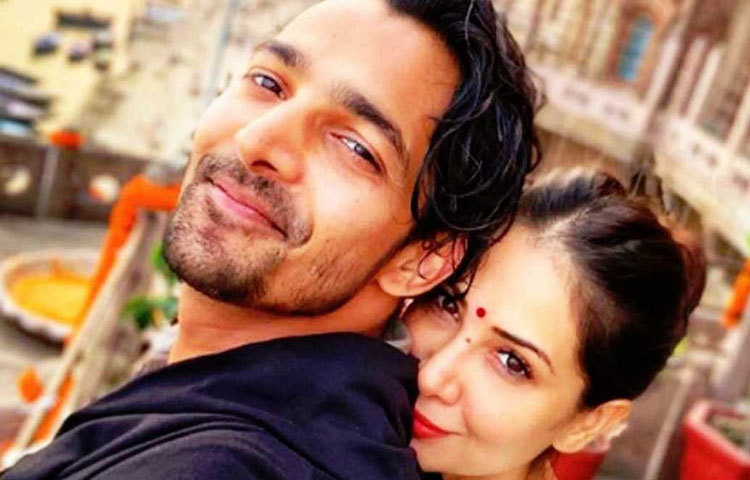 প্রেম করছেন কিম শর্মাও। কিমের প্রেমিক হর্ষবর্ধন রানে অভিনেত্রীর থেকে তিন বছরের ছোট।