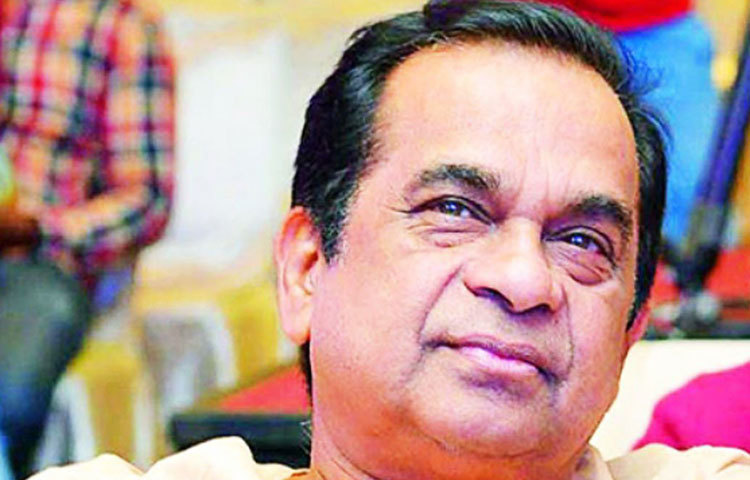 অভিনেতার অসুস্থতার খবর শুনেই দেশজুড়ে নানান বয়সের মানুষ টুইট করতে থাকেন। অভিনেতার দ্রæত আরোগ্য কামনা করে সোশ্যাল মিডিয়ায় যেন ঝড়ে উঠে যায় এক নিমেষে।