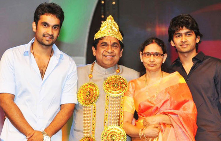 হায়দরাবাদের জুবিলি হিলসে বিরাট বাংলো রয়েছে ব্রহ্মানন্দমেরর। পরিবারে আছেন স্ত্রী এবং দুই পুত্র। দুই ছেলের নাম রাজা গৌতম এবং সিদ্ধার্থ। রাজা গৌতম বিবাহিত। একটি পুত্র সন্তানও রয়েছে তার। অন্ধ্রপ্রদেশের বেশ কিছু জায়গায় চাষযোগ্য প্রচুর জমি রয়েছে ব্রহ্মানন্দের।