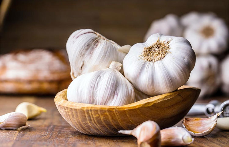 রসুন : ক্যানসার প্রতিরোধে রসুনের ভূমিকা স্বীকার করে নিয়েছেন ডাক্তাররা। তাই প্রতিদিন খাদ্য তালিকায় রসুন রাখুন।