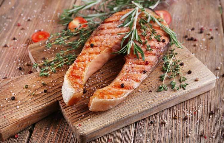 ফ্যাটি অ্যাসিডযুক্ত মাছ : খাদ্যনালির ক্যানসার রুখতে ওমেগা থ্রি ফ্যাটি অ্যাসিড যুক্ত (স্যামন, ম্যাকারেল ইত্যাদি) মাছ খুবই উপকারী।