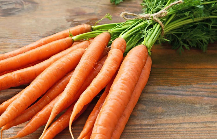 গাজর : গাজরে প্রয়োজনীয় অ্যান্টিঅক্সিড্যান্ট রয়েছে। এটি শরীরে ক্যানসারের কোষ উৎপাদন কমায়।