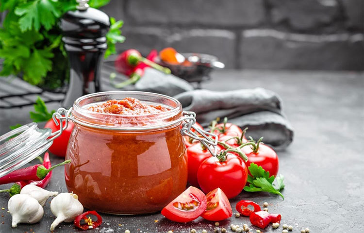 টমেটো : অন্তত ১৭টি গবেষণা বলছে, টমেটো অ্যান্টি ক্যানসার। তাই ঘরে বসে ক্যানসার প্রতিরোধে নিয়মিত টমেটো খান।