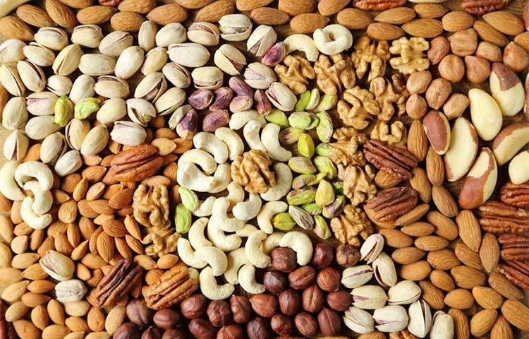 বাদাম : বাদামেও ক্যানসার প্রতিরোধের ক্ষমতা আছে।