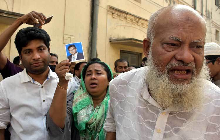 অগ্নিকাণ্ডে নিহত ছেলেকে হারিয়ে এক মায়ের আহাজারি। ছবি: বিপ্লব দিক্ষিৎ