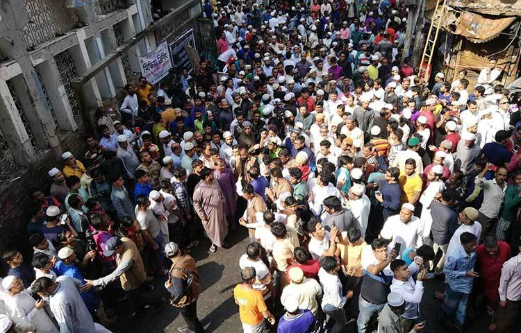 নিহতদের জন্য বিশেষ দোয়া মোনাজাতে অংশ নিতে আসা মানুষের ঢল। ছবি: মাহবুব আলম