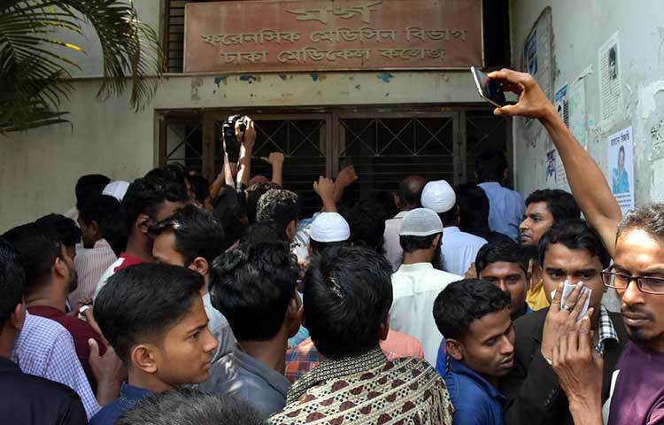 ঢাকা মেডিকেলের মর্গের সামনে স্বজনদের ভিড়। ছবি: বিপ্লব দিক্ষিৎ