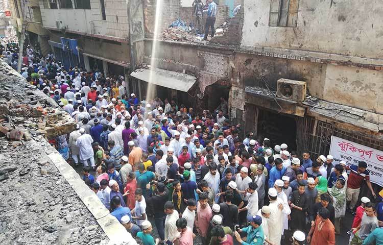 মসজিদে স্থান না হওয়ায় না হওয়ায় রাস্তায় দাঁড়িয়ে বিশেষ দোয়া মোনাজাতে অংশ নেয় শত শত মানুষ। ছবি: মাহবুব আলম